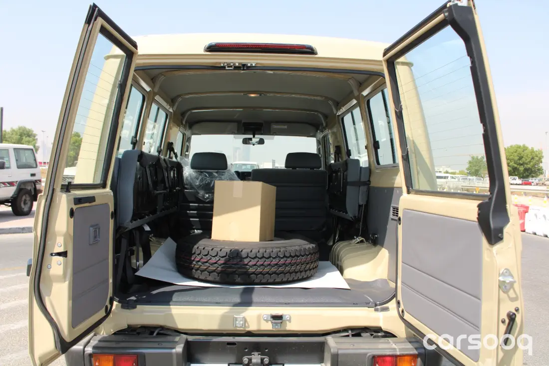 Toyota Land Cruiser LC78 2026 Model 4.0L V6 Manual - GCC Specs - Beige/Grey - Photo 11