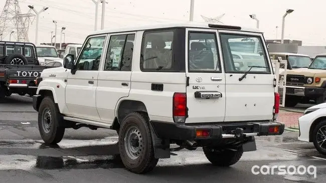 تويوتا لاند كروزر LC76 مصندق فئة LX موديل 2026 محرك 4.0L V6 مانيوال - أبيض/تان - Photo 4