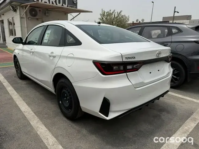 Toyota Yaris E 1.5L 2026 Model - GCC Specs - White/Black - Photo 4