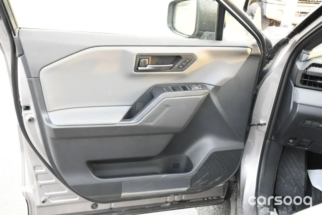 Toyota RAV4 XSE 2.5L Hybrid 2025 - GCC Specs - Grey/Black - Photo 5