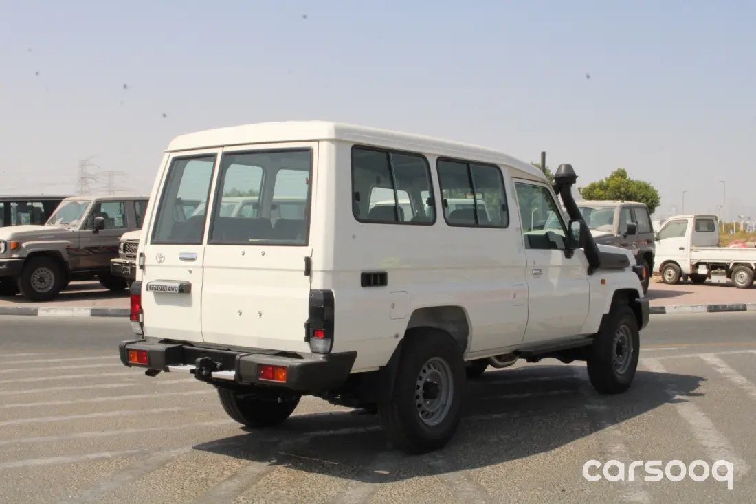 تويوتا لاند كروزر LC78 محرك 2.8L توربو ديزل موديل 2026 - مواصفات خليجية - أبيض/بيج - Photo 4