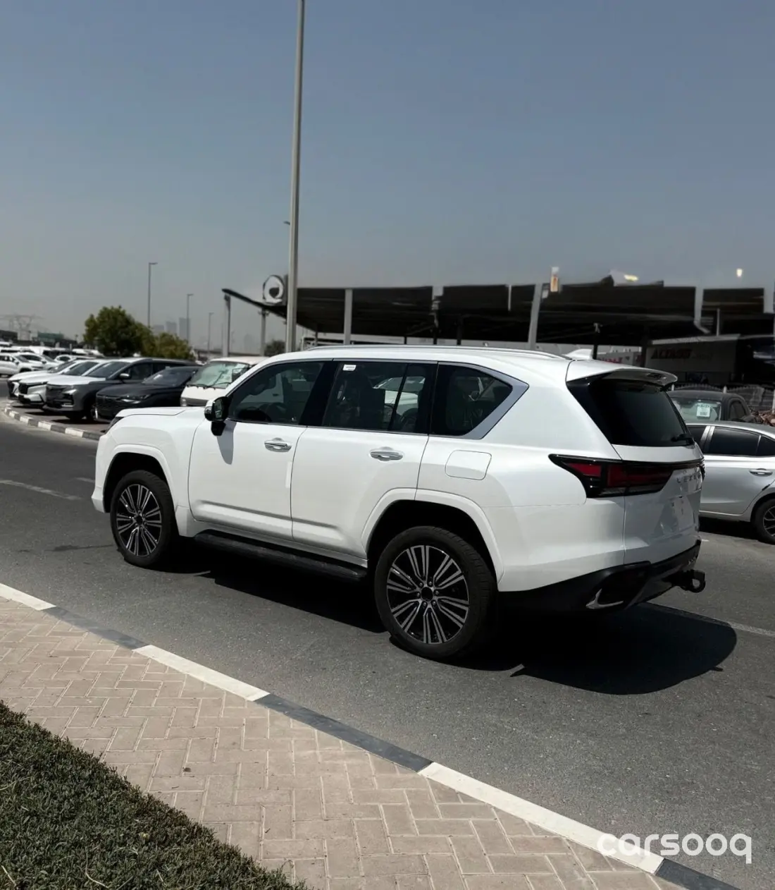 Lexus LX700h Signature 3.5L Hybrid 2026 - GCC Specs - White/Black - Photo 5