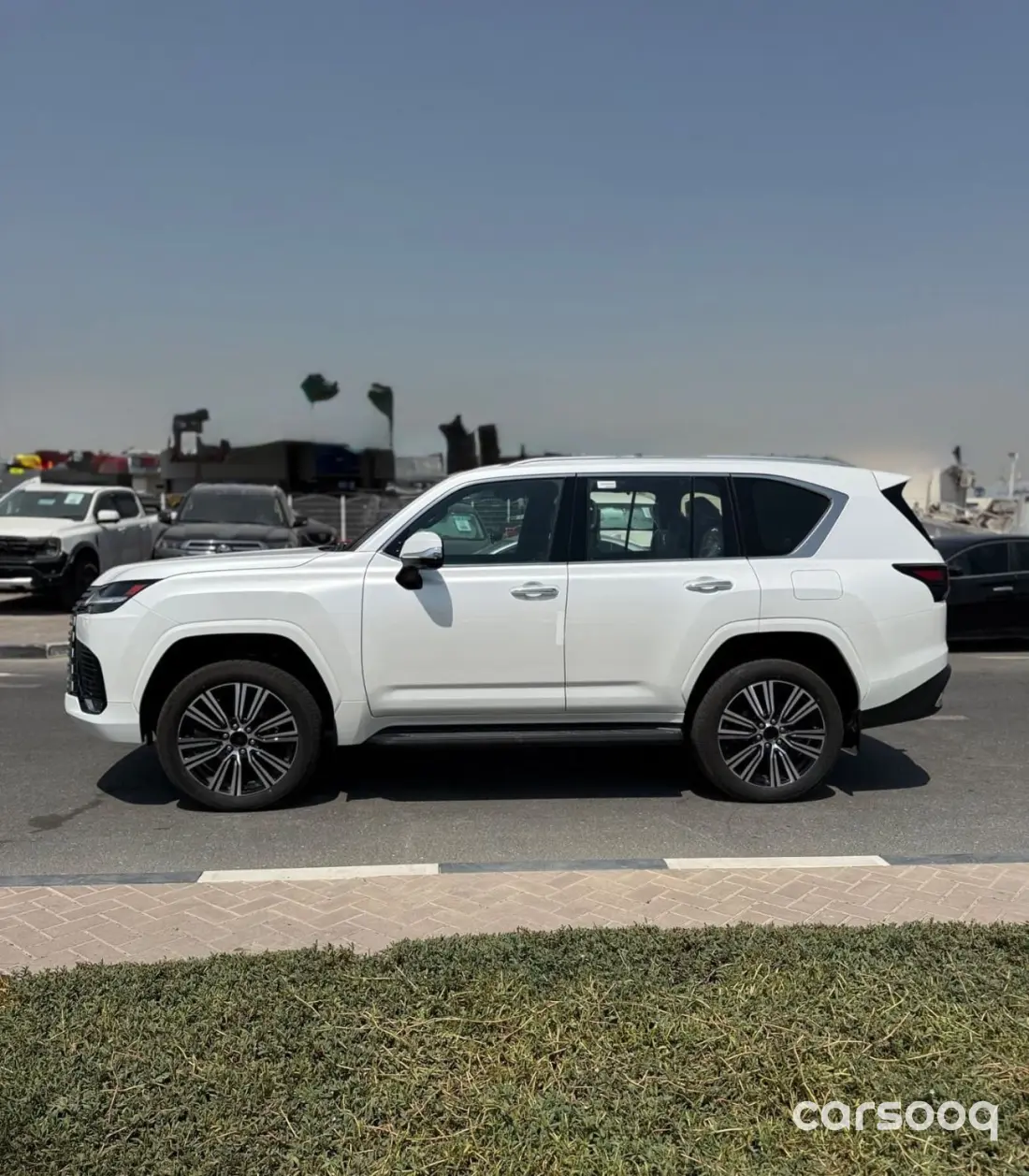 Lexus LX700h Signature 3.5L Hybrid 2026 - GCC Specs - White/Black - Photo 6