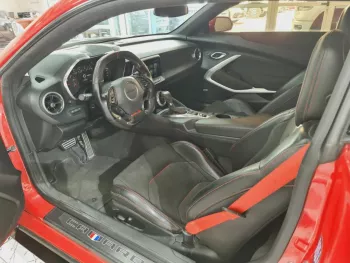 AED 2590/ MONTH - CHEVROLET CAMARO ZL1 6.2L SUPERCHARGED - 2017 - GCC - IMMACULATE CONDITION