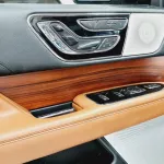 AED 3360/ MONTH - LINCOLN NAVIGATOR - 2018 - GCC -FULL OPTION - IMMACULATE CONDITION - Thumbnail 8