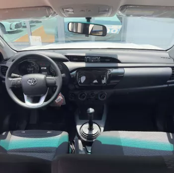 TOYOTA HILUX 2.4L DLX-E M/T DSL