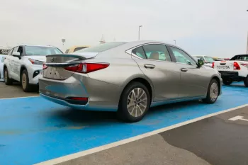 Lexus ES300H - GCC – 2.5L 2023 – Hybrid 4 cylinder
