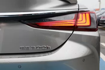 Lexus ES300H - GCC – 2.5L 2023 – Hybrid 4 cylinder
