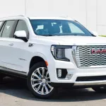 GMC YUKON DENAIL GCC OUTSIDE WHITE AND INSIDE BROWN MODEL 2022. - Thumbnail 2