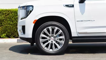 GMC YUKON DENAIL GCC OUTSIDE WHITE AND INSIDE BROWN MODEL 2022.