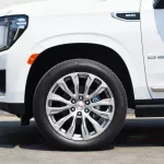 GMC YUKON DENAIL GCC OUTSIDE WHITE AND INSIDE BROWN MODEL 2022. - Thumbnail 7