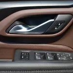 GMC YUKON DENAIL GCC OUTSIDE WHITE AND INSIDE BROWN MODEL 2022. - Thumbnail 10