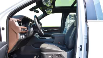 GMC YUKON DENAIL GCC OUTSIDE WHITE AND INSIDE BROWN MODEL 2022.