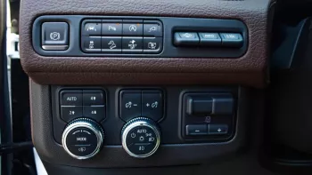 GMC YUKON DENAIL GCC OUTSIDE WHITE AND INSIDE BROWN MODEL 2022.