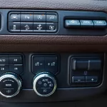GMC YUKON DENAIL GCC OUTSIDE WHITE AND INSIDE BROWN MODEL 2022. - Thumbnail 12