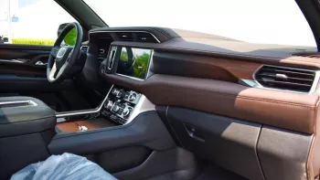GMC YUKON DENAIL GCC OUTSIDE WHITE AND INSIDE BROWN MODEL 2022.