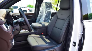 GMC YUKON DENAIL GCC OUTSIDE WHITE AND INSIDE BROWN MODEL 2022.