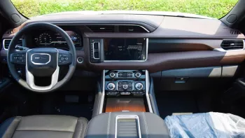 GMC YUKON DENAIL GCC OUTSIDE WHITE AND INSIDE BROWN MODEL 2022.