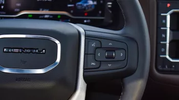 GMC YUKON DENAIL GCC OUTSIDE WHITE AND INSIDE BROWN MODEL 2022.