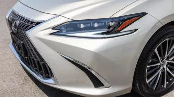 LEXUS ES300 HYBRID LUXURY COLOR OUTSIDE TITANIUM INSIDE BROWN MODEL 2023.