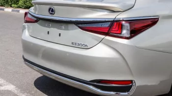 LEXUS ES300 HYBRID LUXURY COLOR OUTSIDE TITANIUM INSIDE BROWN MODEL 2023.