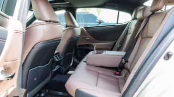 LEXUS ES300 HYBRID LUXURY COLOR OUTSIDE TITANIUM INSIDE BROWN MODEL 2023.