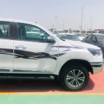 Hilux 2022 GCC spec full options petrol - Thumbnail 3