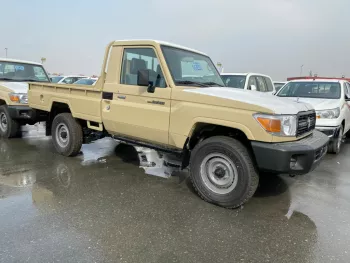 Toyota Land cruiser pickup/ diesel 4.2L V6 / difflock and power windows/ GCC specs