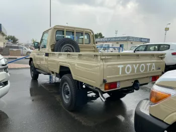 Toyota Land cruiser pickup/ diesel 4.2L V6 / difflock and power windows/ GCC specs