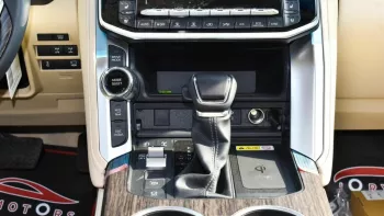 Toyota Land Cruiser VX 3.3 L twin turbo diesel 2022