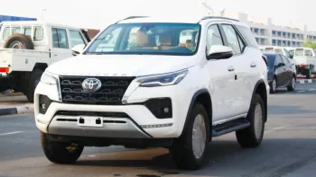 Toyota Fortuner Diesel 2.8L V4 full option with radar and camera 360 / 2022 model