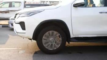 Toyota Fortuner Diesel 2.8L V4 full option with radar and camera 360 / 2022 model