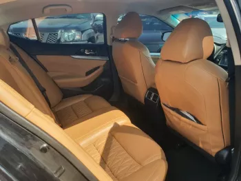 Nissan Maxima 3.5L 6Cyl 2017 Middle options