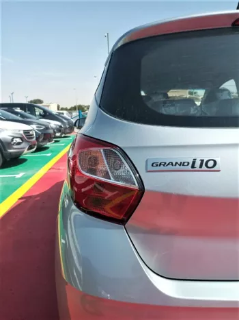 Hyundai Grand i10 AT 1.2L Hatchback FWD 5 Doors, Color Silver, Model 2023