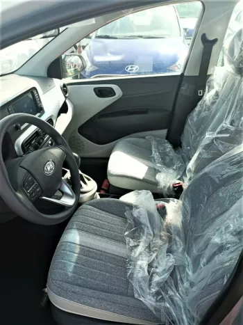 Hyundai Grand i10 AT 1.2L Hatchback FWD 5 Doors, Color Silver, Model 2023