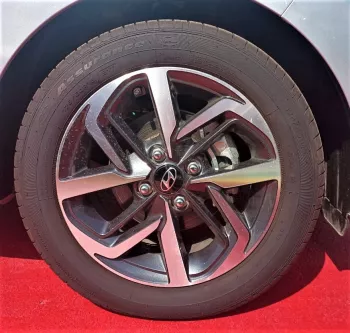 Hyundai Grand i10 AT 1.2L Hatchback FWD 5 Doors, Color Silver, Model 2023
