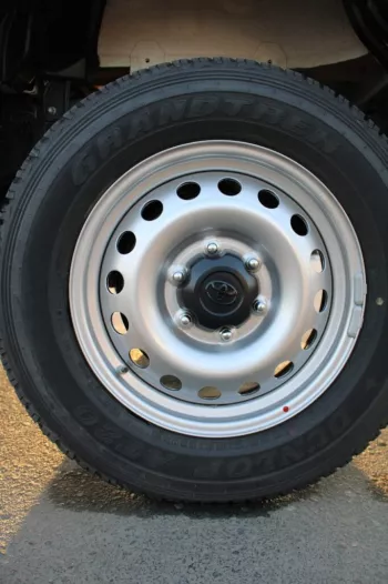 LHD - TOYOTA HILUX 2.4L DIESEL DOUBLE CABIN 4 X 4 DLX - E MANUAL