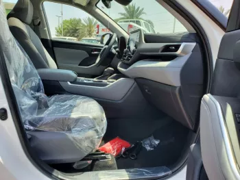 Toyota Highlander 2023 White Color 2.5L petrol///Hybrid Awd with RADAR and Electric back door