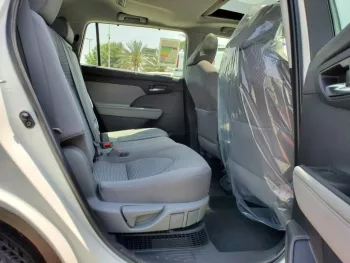 Toyota Highlander 2023 White Color 2.5L petrol///Hybrid Awd with RADAR and Electric back door